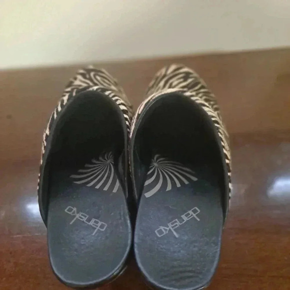 Dansko Clogs Zebra print Size 37 EUC - Picture 6 of 10